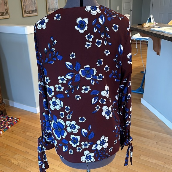 LS Flower Ansel Tie Cuff V-Neck Blouse - Picture 5 of 7